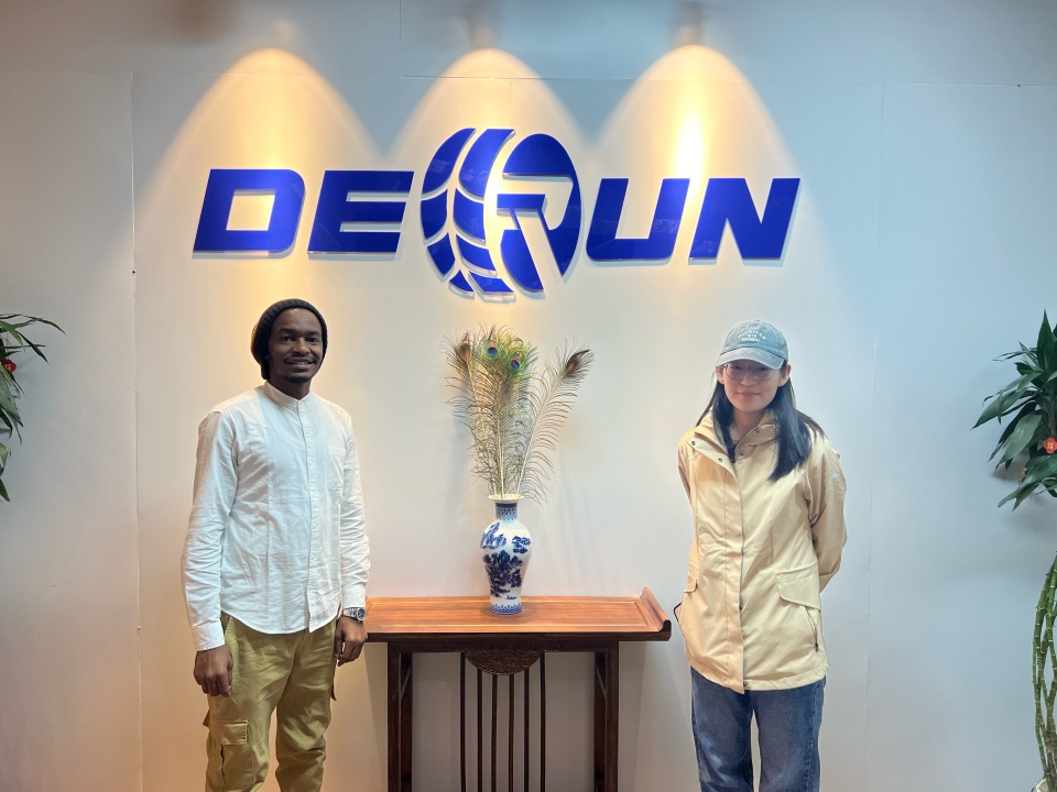 Un cliente de Sudán del Norte viene a visitar nuestra empresa