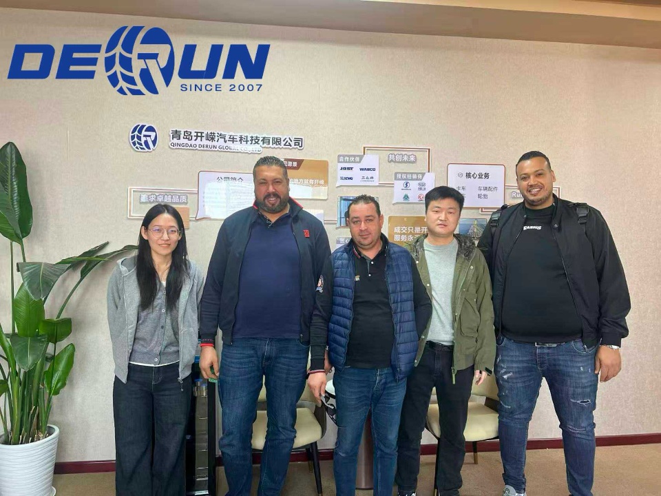 Un cliente de Argelia visitó el vehículo Shandong Derun Un cliente de Argelia visitó el vehículo Shandong Derun