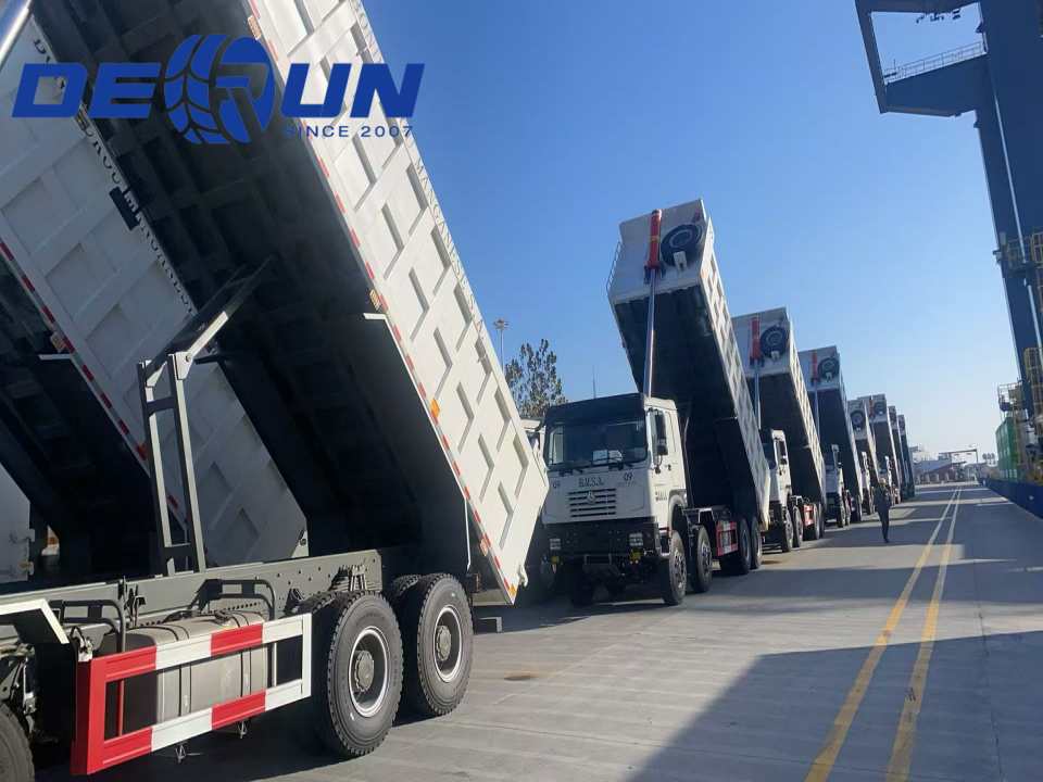Los camiones volquete Sinotruk Howo 10 ya llegaron al puerto y están listos para partir Los camiones volquete Sinotruk Howo 10 ya llegaron al puerto y están listos para partir