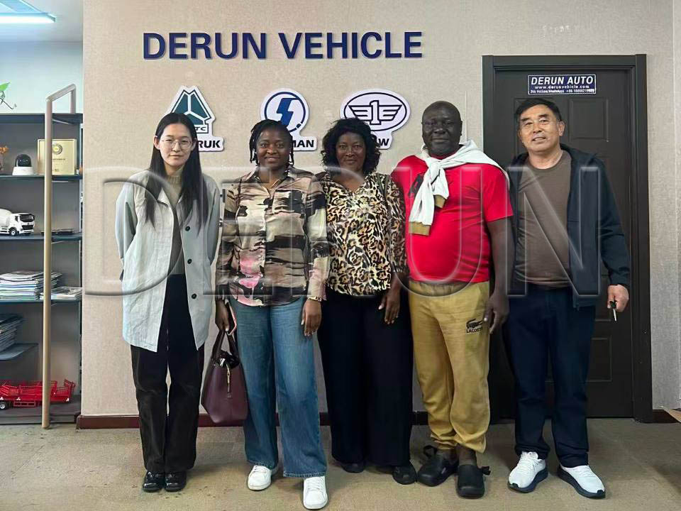 Clientes de Gabón visitaron Derun Auto y compraron cinco camiones
