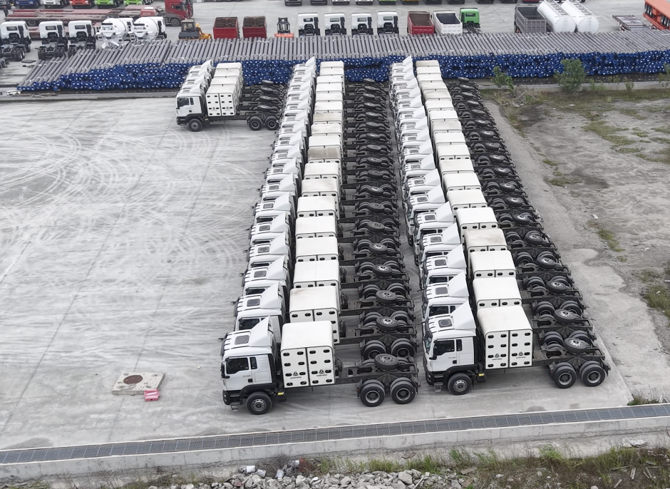 ¡El servicio de entrega constante gana más reconocimiento! 40 camiones tractores Sinotruk TX 6x4 a GNC enviados con éxito a Nigeria.