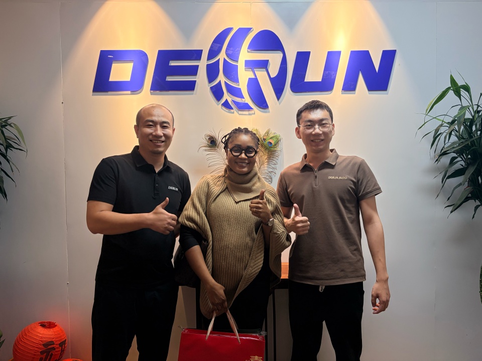 Clientes guineanos visitaron Derun y firmaron un contrato para camiones y remolques Sinotruk Howo 6x4