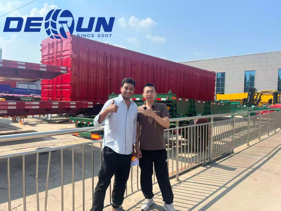 Un cliente australiano inspeccionó semirremolques de plataforma de 3 ejes en la fábrica de Derun